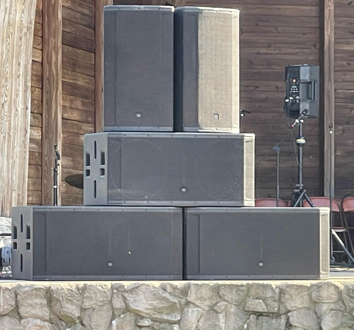 Professional concert loudspeaker and subwoofer stack for live production
